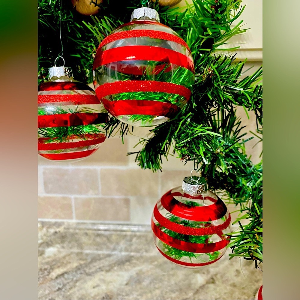 Vintage Red stripe, clear glass Vintage set of 8 ornaments 1980’s perfect 2 3/4”